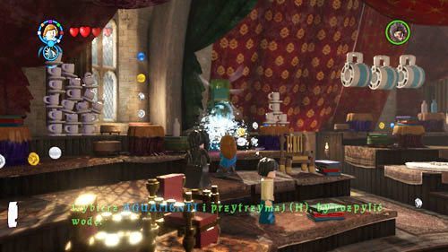 Sala wróżb - po lewej stronie znajdziemy zbiornik, po wypełnieniu go wodą zdobędziemy szton Profesor Trelawney - Dodatkowe sztony postaci - Hogwart (5) | Dodatkowe znajdźki | LEGO HP Lata 5-7 - LEGO Harry Potter: Lata 5-7 - poradnik do gry