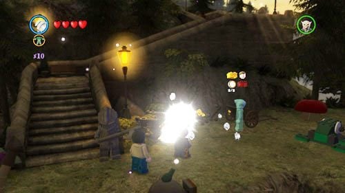 Jezioro - na dole po prawej znajdziemy skrzynię, wybieramy silną postać i otwieramy skrzynkę w środku będzie szton Crabbe (Sweter) - Dodatkowe sztony postaci - Hogwart (5) | Dodatkowe znajdźki | LEGO HP Lata 5-7 - LEGO Harry Potter: Lata 5-7 - poradnik do gry