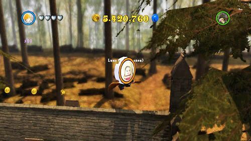 Stacja Hogsmeade - po środku stacji znajdziemy srebrny przedmiot, niszczymy go czarem Lumos - Dodatkowe sztony postaci - Hogwart (5) | Dodatkowe znajdźki | LEGO HP Lata 5-7 - LEGO Harry Potter: Lata 5-7 - poradnik do gry