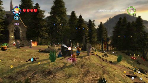 Przedzamcze - zaraz po wyjściu z zamku zobaczymy dużą skałę, na której jest nieco uschniętych roślin - Dodatkowe sztony postaci - Hogwart (5) | Dodatkowe znajdźki | LEGO HP Lata 5-7 - LEGO Harry Potter: Lata 5-7 - poradnik do gry