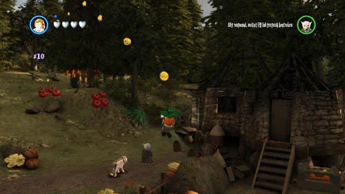 Przedzamcze - obok domku Hagrida znajdziemy różową platformę, wyciągamy z torebki Hermiony latającą dynię i wskakujemy na nią, przelatujemy za pieniążkami, po drodze znajdziemy szton Bellatrix (Azkaban) - Dodatkowe sztony postaci - Hogwart (5) | Dodatkowe znajdźki | LEGO HP Lata 5-7 - LEGO Harry Potter: Lata 5-7 - poradnik do gry