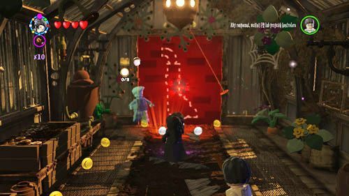 Szklarnia - za czerwoną ścianą będzie stała szuflada, którą otworzymy czarną magią w środku będzie szton Slughorn (Młody) - Dodatkowe sztony postaci - Hogwart (5) | Dodatkowe znajdźki | LEGO HP Lata 5-7 - LEGO Harry Potter: Lata 5-7 - poradnik do gry