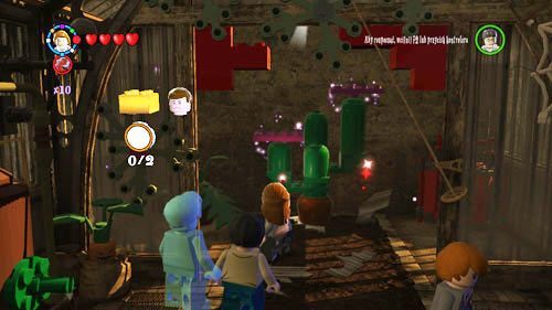 Szklarnia - za czerwoną ścianą znajdziemy różową platformę, wybieramy Hermionę i wyciągamy z torebki kaktus - Dodatkowe sztony postaci - Hogwart (5) | Dodatkowe znajdźki | LEGO HP Lata 5-7 - LEGO Harry Potter: Lata 5-7 - poradnik do gry