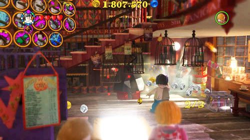 Sklep Weasleyów - na parterze sklepu po prawej stronie znajdziemy klatki z pingwinami, kiedy je zniszczymy otrzymamy szton George (Piżama) - Dodatkowe sztony postaci - Londyn (1) | Dodatkowe znajdźki | LEGO HP Lata 5-7 - LEGO Harry Potter: Lata 5-7 - poradnik do gry