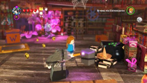 Sklep Weasleyów - z prawej strony obok planszy do wprowadzania kodów znajduje się kupka śmieci - Dodatkowe sztony postaci - Londyn (1) | Dodatkowe znajdźki | LEGO HP Lata 5-7 - LEGO Harry Potter: Lata 5-7 - poradnik do gry