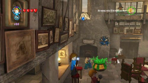 Dziurawy Kocioł - na przeciw baru stoją taborety wskakujemy na środkowy i uderzamy w niego różdżką, po chwili taboret wybije nas w górę, gdzie złapiemy szton Hestia Jones - Dodatkowe sztony postaci - Londyn (1) | Dodatkowe znajdźki | LEGO HP Lata 5-7 - LEGO Harry Potter: Lata 5-7 - poradnik do gry