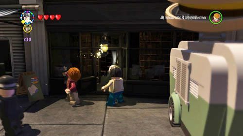 Londyńskie ulice - po prawej stronie za rogiem znajdziemy zamknięty sklep, by go otworzyć musimy przynieść światło do wiszącej na ścianie lampy - Dodatkowe sztony postaci - Londyn (1) | Dodatkowe znajdźki | LEGO HP Lata 5-7 - LEGO Harry Potter: Lata 5-7 - poradnik do gry