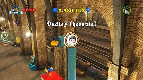 Stacja Londyn - za pomocą zwierzaka wchodzimy do rury i wchodzimy do góry gdzie znajdziemy szton Dudley (Koszulka) - Dodatkowe sztony postaci - Londyn (1) | Dodatkowe znajdźki | LEGO HP Lata 5-7 - LEGO Harry Potter: Lata 5-7 - poradnik do gry