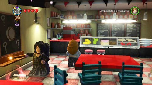 Kawiarnia - po lewej stronie jest tablica, rysujemy na niej za pomocą kredy, kiedy skończymy pojawi się szton Petunia Dursley - Dodatkowe sztony postaci - Londyn (2) | Dodatkowe znajdźki | LEGO HP Lata 5-7 - LEGO Harry Potter: Lata 5-7 - poradnik do gry