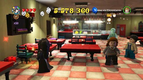 Kawiarnia - z lewej strony znajdziemy szafkę którą otwieramy czarną magią, otrzymamy szczotki - Dodatkowe sztony postaci - Londyn (2) | Dodatkowe znajdźki | LEGO HP Lata 5-7 - LEGO Harry Potter: Lata 5-7 - poradnik do gry