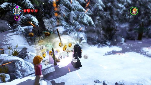 Zima - tutaj znajdziemy trzy drzewa, wystarczy że strzepniemy z nich lód, a następnie je zniszczymy, pojawi się szton Ron (Ubrania zimowe) - Dodatkowe sztony postaci - Obozowisko | Dodatkowe znajdźki | LEGO HP Lata 5-7 - LEGO Harry Potter: Lata 5-7 - poradnik do gry