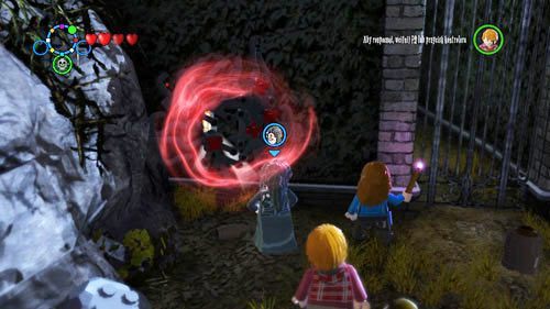 Brama - po prawej i po lewej stronie bramy na murach rosną pnącza, które niszczymy używając czarnej magii - Dodatkowe sztony postaci - Obozowisko | Dodatkowe znajdźki | LEGO HP Lata 5-7 - LEGO Harry Potter: Lata 5-7 - poradnik do gry