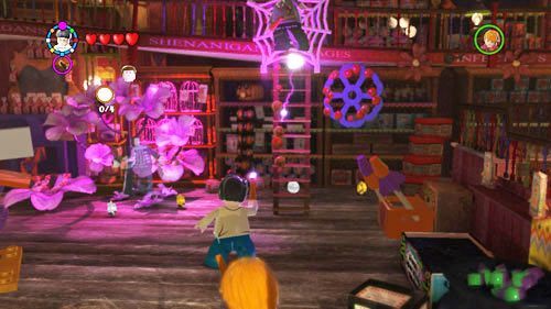 Sklep Weasleyów - w pobliżu miejsca wprowadzania kodów jest drabina, u jej szczytu utknął na pajęczynie uczeń, kiedy do niego strzelimy zostanie uwolniony - Uczniowie w niebezpieczeństwie (1) | Dodatkowe znajdźki | LEGO HP Lata 5-7 - LEGO Harry Potter: Lata 5-7 - poradnik do gry