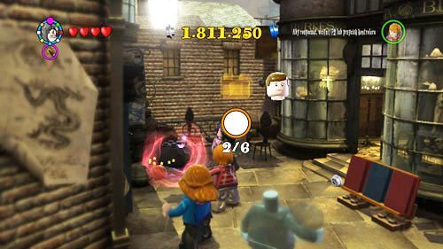 Ulica Śmiertelnego Nokturnu - na zewnątrz Borgin & Burkes znajdziemy stos kamieni, pod którymi leży uczeń, niszczymy je czarną magią - Uczniowie w niebezpieczeństwie (1) | Dodatkowe znajdźki | LEGO HP Lata 5-7 - LEGO Harry Potter: Lata 5-7 - poradnik do gry