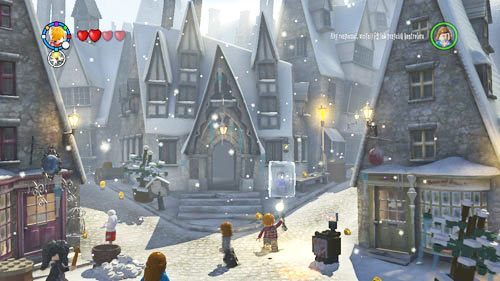 Hogsmeade - niedaleko wejścia do pubu zauważymy ucznia, który zamarzł, aby roztopić lód należy przynieść światło z lampy stojącej przy wyjściu z wioski za pomocą wygaszacza - Uczniowie w niebezpieczeństwie (1) | Dodatkowe znajdźki | LEGO HP Lata 5-7 - LEGO Harry Potter: Lata 5-7 - poradnik do gry