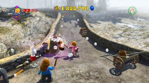 Droga do Hogsmeade - po drodze można spostrzec beczkę zabezpieczoną srebrną kłódką, by ją zniszczyć używamy Reducto - Uczniowie w niebezpieczeństwie (1) | Dodatkowe znajdźki | LEGO HP Lata 5-7 - LEGO Harry Potter: Lata 5-7 - poradnik do gry