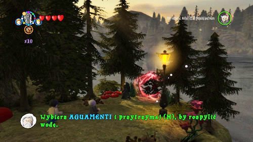 Jezioro - na samym dole po prawej stronie zobaczymy studenta zniewolonego przez czarno-czerwone pnącza, pozbędziemy się ich czarną magią - Uczniowie w niebezpieczeństwie (1) | Dodatkowe znajdźki | LEGO HP Lata 5-7 - LEGO Harry Potter: Lata 5-7 - poradnik do gry