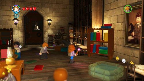 Biblioteka - po prawej stronie biblioteki, korzystamy z różowej platformy - Uczniowie w niebezpieczeństwie (1) | Dodatkowe znajdźki | LEGO HP Lata 5-7 - LEGO Harry Potter: Lata 5-7 - poradnik do gry