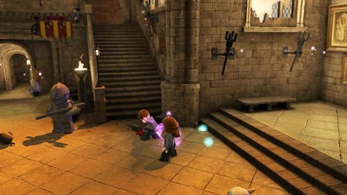 Hol główny - po prawej stronie stoi zbroja rycerza, kiedy strzelimy do niej z różdżki ze środka wyskoczy uczeń - Uczniowie w niebezpieczeństwie (2) | Dodatkowe znajdźki | LEGO HP Lata 5-7 - LEGO Harry Potter: Lata 5-7 - poradnik do gry