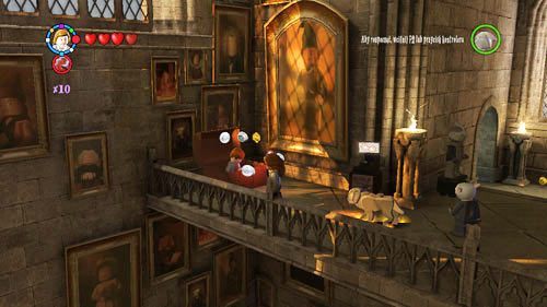 Ruchome schody - obok pudła na gazety stoi skrzynia zabezpieczona czerwoną kłódką - Uczniowie w niebezpieczeństwie (2) | Dodatkowe znajdźki | LEGO HP Lata 5-7 - LEGO Harry Potter: Lata 5-7 - poradnik do gry