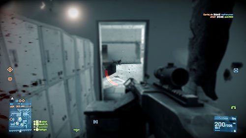 Kiedy stan zdrowia gracza spada do krytycznego poziomu, krawędzie ekranu zaciemniają się coraz bardziej a obraz staje się coraz mniej nasycony - Zdrowie, regeneracja i obrażenia | Interfejs Użytkownika | Battlefield 3 - Battlefield 3 - poradnik do gry