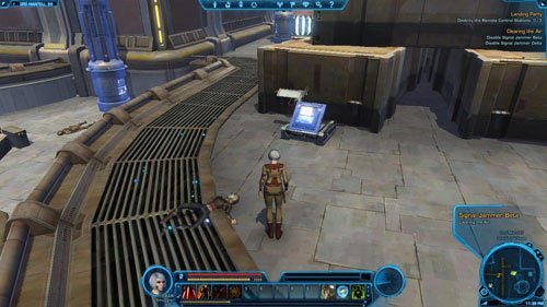 Trzeci i ostatni zakłócasz znajduje się w [4], przy jednym z niedużych domów (w środku tego domu jest skrzynia, którą można przeszukać) - (L02) Clearing the Air | Ord Mantell | Star Wars The Old Republic - Star Wars: The Old Republic - poradnik do gry