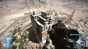 Aby dostać się na szczyt tego wieżowca wystarczy wyskoczyć z pojazdu latającego lub rozstawić sygnalizator na szczycie pobliskiego dźwigu i popełnić samobójstwo, aby zostać zrzuconym nad teren budowy na spadochronie - Zatoka Omańska (1) | Mapy Battlefield 3 Powrót do Karkand - Battlefield 3: Powrót do Karkand - poradnik do gry