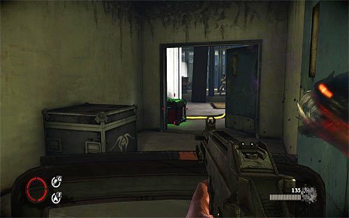 Niezależnie od obranej taktyki działania niezmiernie istotne jest to żeby na bieżąco niszczyć tutejsze generatory, odblokowując sobie w ten sposób bezpieczny dostęp do dalszych obszarów tego piętra - Strong Silent Type (2) | Opis przejścia The Darkness II - The Darkness II - poradnik do gry