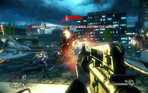 Po dotarciu na górny balkonik oprócz zwykłego przeciwnika po raz pierwszy spotkasz także wroga korzystającego z dużej tarczy - Home Invasion (2) | Opis przejścia The Darkness II - The Darkness II - poradnik do gry