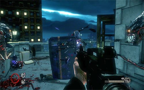 Skieruj się prosto, ale bądź gotowy do zaatakowania przeciwników, którzy wybiegną z wnętrza budynku, tym bardziej, że jest wśród nich kolejny osobnik z tarczą - Home Invasion (2) | Opis przejścia The Darkness II - The Darkness II - poradnik do gry