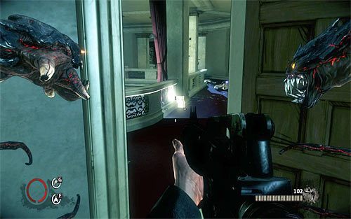 Weź amunicję i ruszaj w stronę głównej sali apartamentu - Home Invasion (2) | Opis przejścia The Darkness II - The Darkness II - poradnik do gry