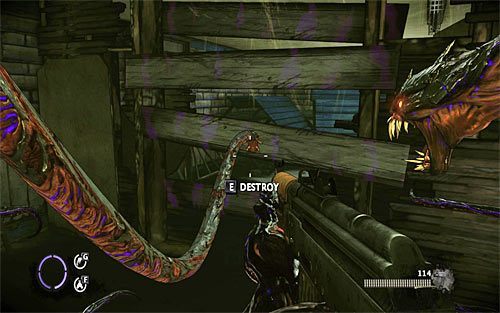 Nie przejmuj się tym, że po dotarciu do zamkniętej bramy zostaniesz oświetlony przez reflektory, bo nikt Cię tu nie zaatakuje - Fun and Games (1) | Opis przejścia The Darkness II - The Darkness II - poradnik do gry