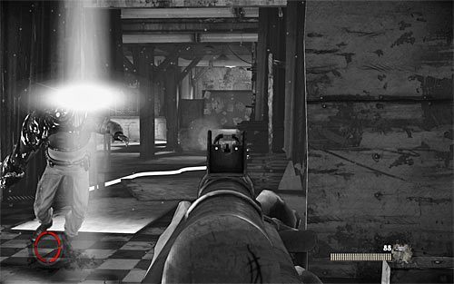 Ostrożnie skieruj się w lewo i zauważ, że sąsiedni korytarz jest oświetlany przez niezniszczalną lampę - Fun and Games (2) | Opis przejścia The Darkness II - The Darkness II - poradnik do gry