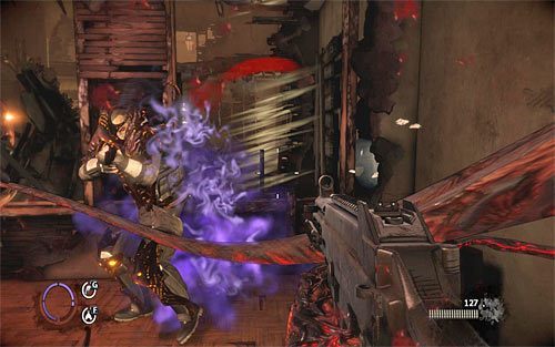 W początkowej fazie tej bitwy w szczególności uważaj na przeciwników okupujących górne piętro - Homecoming (1) | Opis przejścia The Darkness II - The Darkness II - poradnik do gry