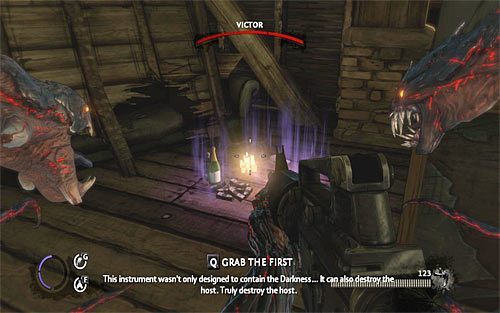 Kiedy uznasz, że jesteś gotowy zacznij wyrywać kolejne deski (Q i rytmicznie E) blokujące dostępu do dużego pomieszczenia na strychu - Last Stand | Opis przejścia The Darkness II - The Darkness II - poradnik do gry