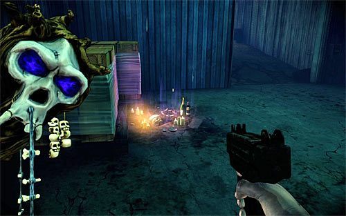 Wejdź do garażu zlokalizowanego bezpośrednio za furgonetką (musisz tego dokonać ZANIM wybierzesz lewą ścieżkę prowadzącą do kolejnego celu misji) - Relikty trybu Vendettas | Vendettas | The Darkness II - The Darkness II - poradnik do gry