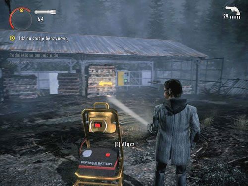 Gdy się z nimi uporasz, podnieś amunicję leżącą na beczce, a następnie skorzystaj z pobliskiego reflektora - Alan Wake: Przebudzenie w środku koszmaru | Odcinek 1- Koszmar | Solucja - Alan Wake - poradnik do gry