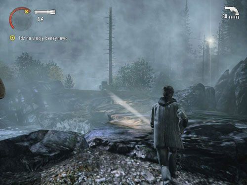 Przejdź przez zniszczone ogrodzenie koło koparki i ruszaj dalej - Alan Wake: Przebudzenie w środku koszmaru | Odcinek 1- Koszmar | Solucja - Alan Wake - poradnik do gry