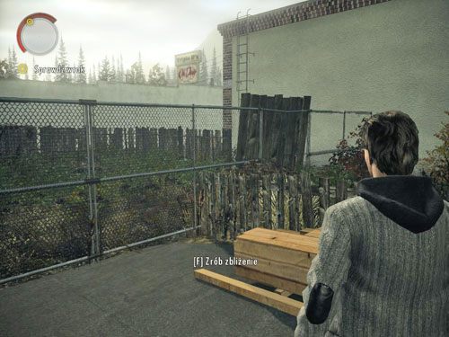 Wyjdź na tyły budynku i skieruj do ogrodzenia po lewej - Alan Wake: Biuro szeryfa w Bright Falls | Odcinek 2- Opętany | Solucja - Alan Wake - poradnik do gry