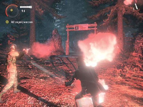 Po przerywniku filmowym zabierz ze skrzynki po lewej wyposażenie i ruszaj za swoim towarzyszem - Alan Wake: Park Narodowy Elderwood (2) | Odcinek 2- Opętany | Solucja - Alan Wake - poradnik do gry