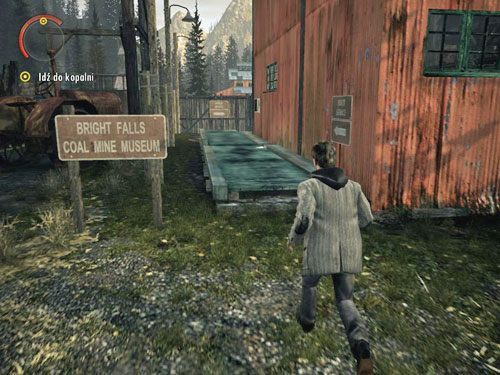 W kopalni wysiądź z auta i przejdź koło czerwonego budynku - Alan Wake: Mirror Peak (1) | Odcinek 3- Okup | Solucja - Alan Wake - poradnik do gry