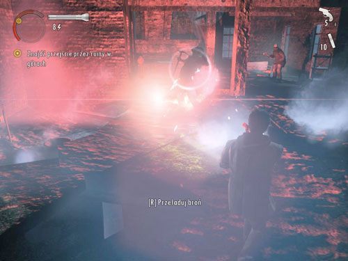 Gdy tylko wejdziesz na zzieleniałe kawałki podłogi, spadniesz na niższy poziom i zostaniesz zaatakowany przez dużą grupę wrogów - Alan Wake: Mirror Peak (4) | Odcinek 3- Okup | Solucja - Alan Wake - poradnik do gry