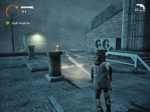 Zniszcz czarną maź koło drabiny, pociągnij zamocowaną na ścianie dźwignię i wejdź po drabinie na dach budynku - Alan Wake: Nocne życie Bright Falls (1) | Odcinek 5- Pstrykacz | Solucja - Alan Wake - poradnik do gry