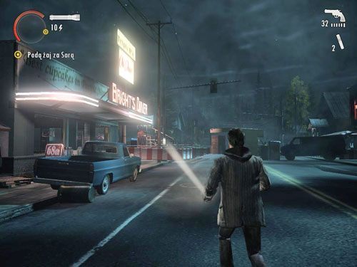 Gdy wszystkich wykończysz, skręć w prawo, na końcu drogi, koło ogrodzenia, znajdziesz skrzynkę z rakietnicą wewnątrz - Alan Wake: Nocne życie Bright Falls (1) | Odcinek 5- Pstrykacz | Solucja - Alan Wake - poradnik do gry