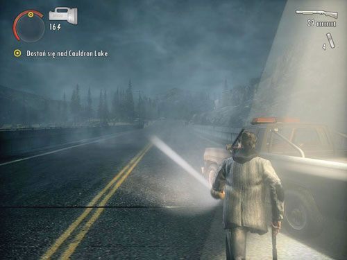 W środku znajdziesz na ziemi sporo ciekawego sprzętu - Alan Wake: W drodze nad Cauldron Lake (1) | Odcinek 6- Odjazd | Solucja - Alan Wake - poradnik do gry