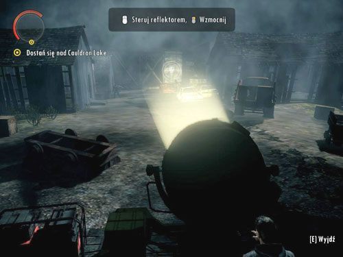 Gdy dojdziesz do reflektora, przyjdzie do Ciebie spora grupa wrogów - Alan Wake: W drodze nad Cauldron Lake (2) | Odcinek 6- Odjazd | Solucja - Alan Wake - poradnik do gry