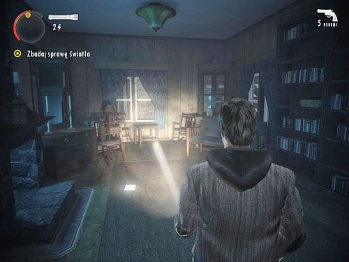 Przejdź do salonu gdzie na ziemi znajdziesz kartkę z maszynopisu - zdobędziesz telefon z systemem GPS - Alan Wake: Odcinek specjalny 1- Sygnał (1) | Odcinki specjalne | Solucja - Alan Wake - poradnik do gry