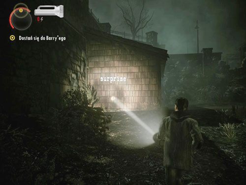 Przejdź przez dziurę w murze - w oddali pojawi się latarką, którą pójdź zabrać - Alan Wake: Odcinek specjalny 2- Pisarz (1) | Odcinki specjalne | Solucja - Alan Wake - poradnik do gry