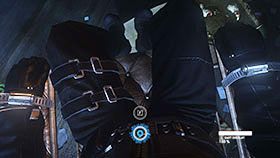 Gdy obudzisz się przykuty do krzesła, zgodnie z poleceniem uderz swojego oprawcę [LPM]/[ŚPM] po czym szybko naciskaj [F] aby uwolnić się z więzów - Rozdział 1- Wakeup Call | Kampania w Syndicate - Syndicate - singleplayer - poradnik do gry