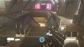 Zaraz po wejściu do holu zostaniesz zaatakowany przez przeciwników wchodzących z niższego piętra - Rozdział 3- Aspari Extraction | Kampania w Syndicate - Syndicate - singleplayer - poradnik do gry